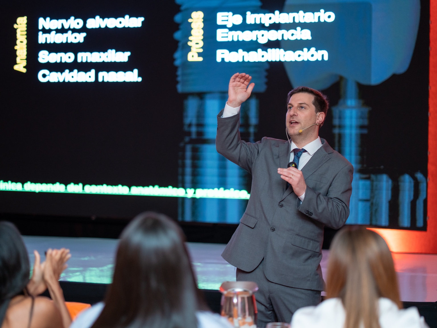 Dr. Agustín Díaz Barros presentando contenidos de rehabilitación Full Arch en Honduras