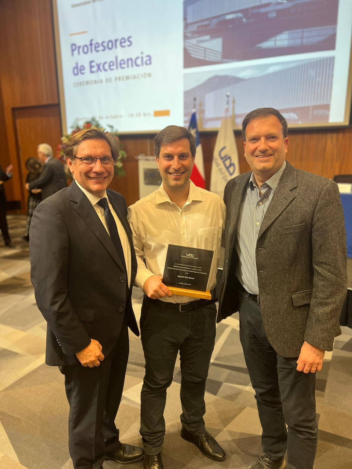 Agustín Díaz Barros recibiendo el reconocimiento Profesor de Excelencia UDD